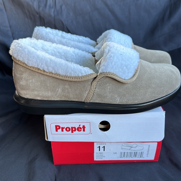 Women’s Propet slip ons - Picture 2 of 2